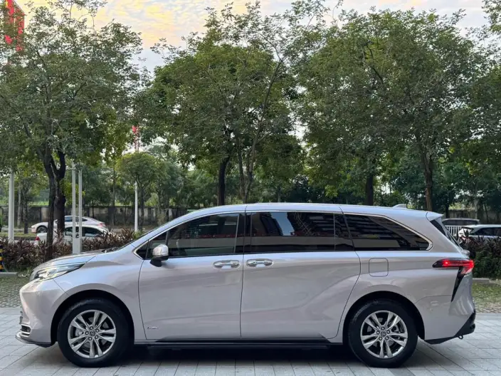 Toyota Sienna 2024 Model Hybrid 2.5L 4WD Premium Edition – фото 4