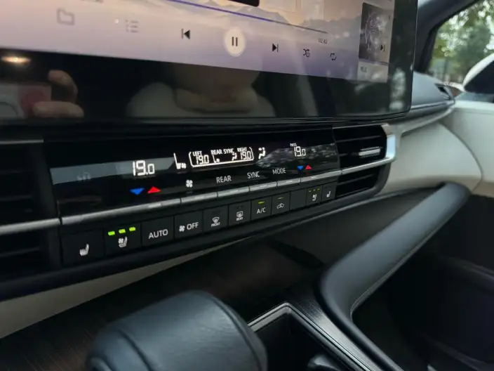 Toyota Sienna 2024 Model Hybrid 2.5L 4WD Premium Edition – фото 8