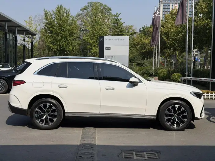 Mercedes-Benz GLC 2023 Model GLC 260 L 4MATIC Luxury Model 5 seat – фото 8