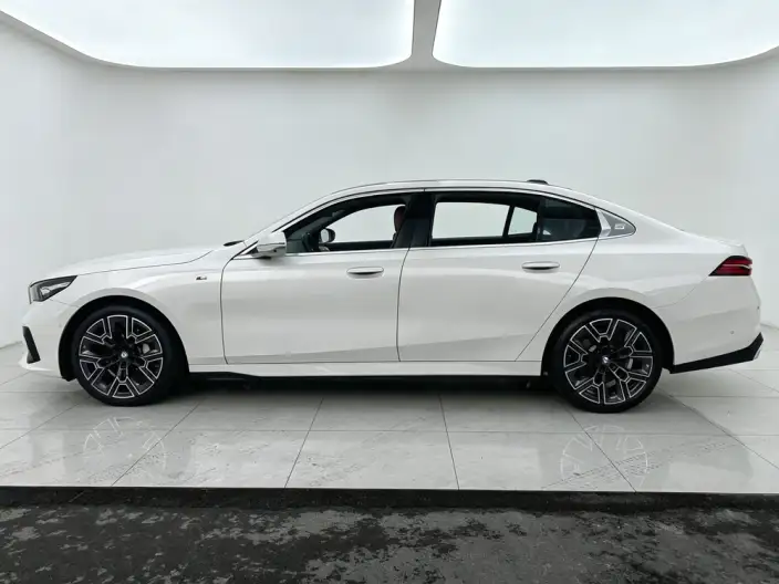 BMW 5 Series 2025 Model 530Li Exclusive Model M Sports Set – фото 4
