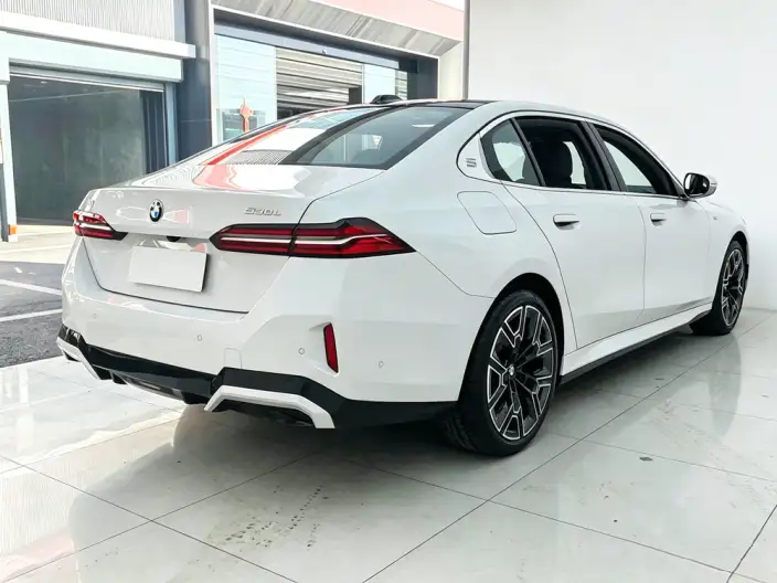 BMW 5 Series 2025 Model 530Li Exclusive Model M Sports Set – фото 7
