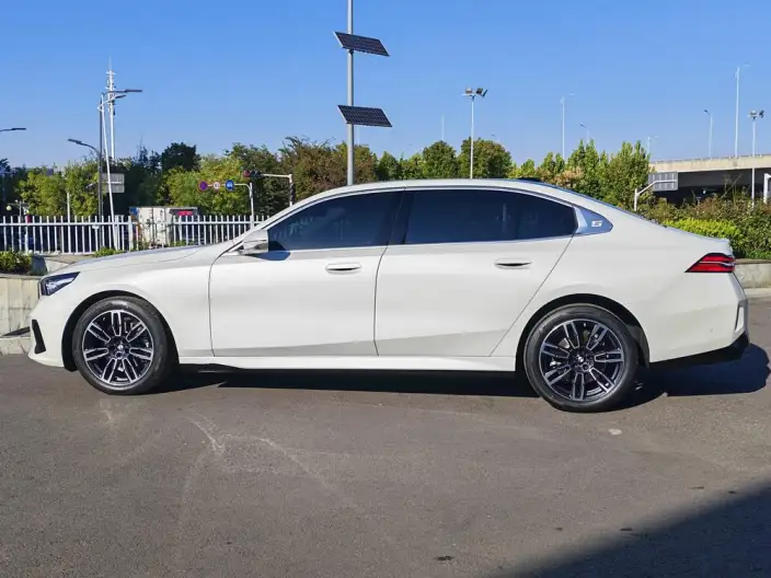 BMW 5 Series 2025 Model Facelift 525Li M Sports Set – фото 4