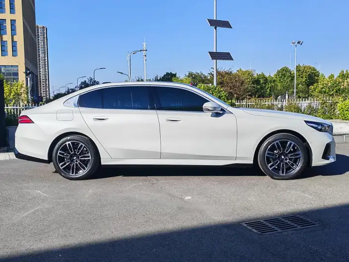 BMW 5 Series 2025 Model Facelift 525Li M Sports Set – фото 8