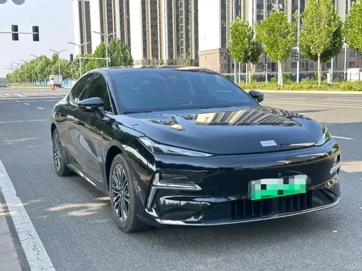 Geely Galaxy E8 PHEV 2025 Model 130km EM-i Premium Edition – фото 3