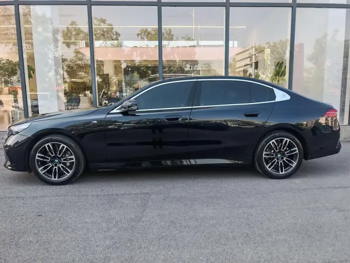 BMW 5 Series 2025 Model 530Li Leading Model M Sports Set