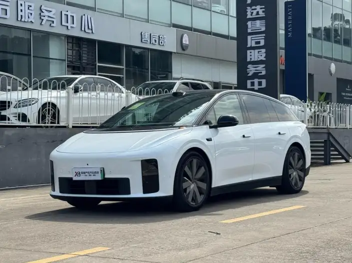 Li Auto i6 2025 Model 4WD Standard Edition – фото 1