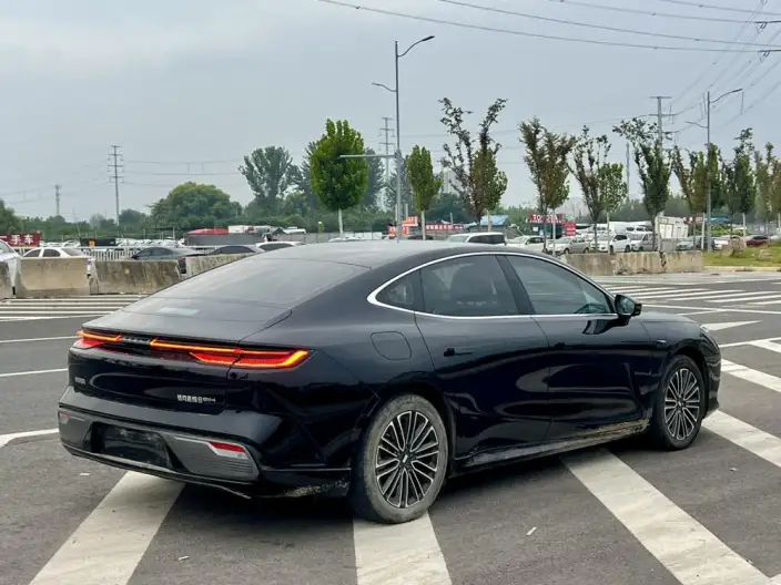 Geely Galaxy E8 PHEV 2025 Model 130km EM-i Premium Edition – фото 6