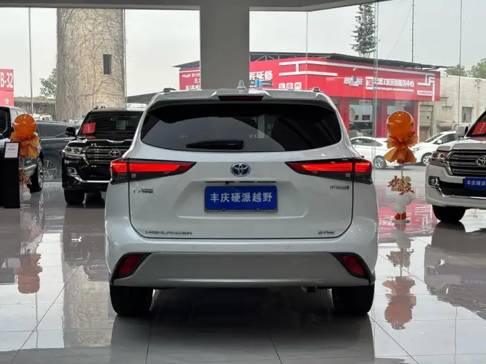 Toyota Highlander 2022 Model Hybrid 2.5L 4WD Premium Edition 7 seat – фото 3