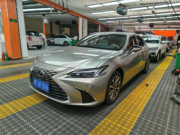 Lexus ES 2025 Model 200 Premium