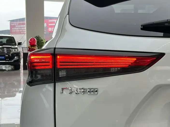 Toyota Highlander 2022 Model Hybrid 2.5L 4WD Premium Edition 7 seat – фото 10
