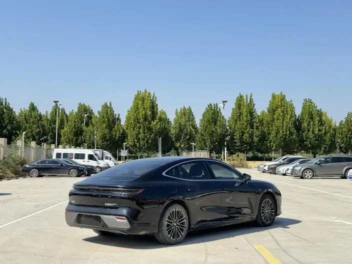 Geely Galaxy E8 PHEV 2025 Model 130km EM-i Premium Edition – фото 5