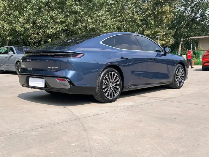Geely Galaxy E8 PHEV 2025 Model 130km EM-i Ultimate Edition – фото 6