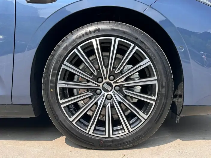 Geely Galaxy E8 PHEV 2025 Model 130km EM-i Ultimate Edition – фото 9