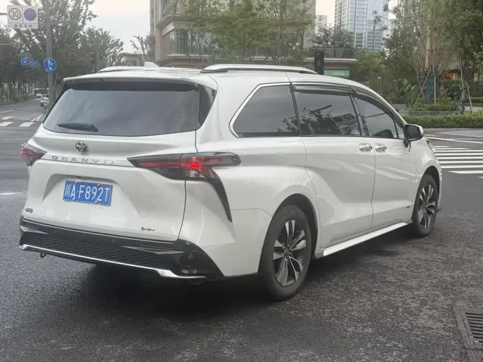 Granvia 2024 Model Intelligent Hybrid 2.5L 4WD Noble PLUS Edition – фото 6