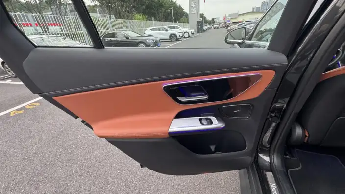 Mercedes-Benz GLC 2025 Model GLC 260 L 4MATIC Luxury Model 5 seat – фото 10