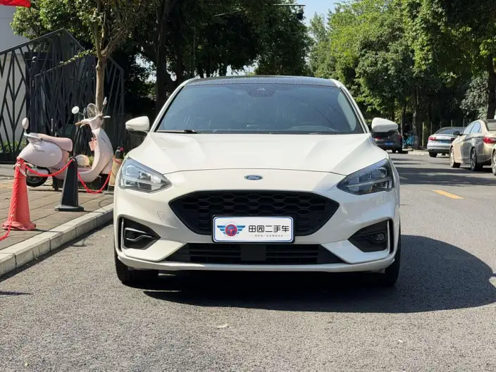 Ford Focus 2020 Model Hatchback EcoBoost 180 Automatic ST Line – фото 2