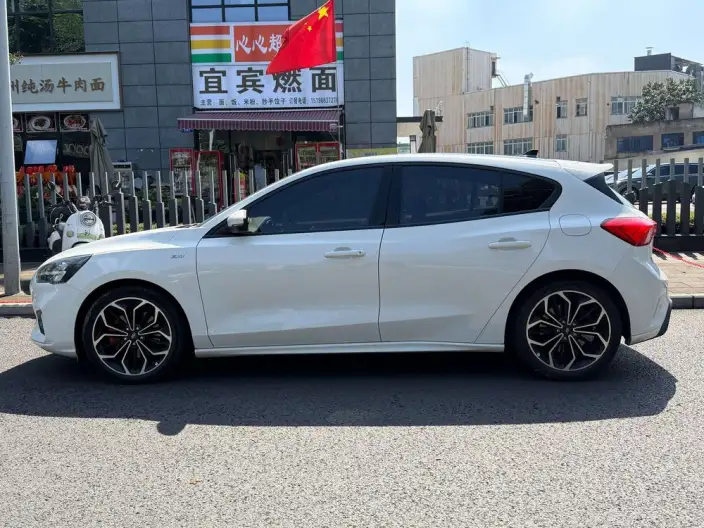 Ford Focus 2020 Model Hatchback EcoBoost 180 Automatic ST Line – фото 3