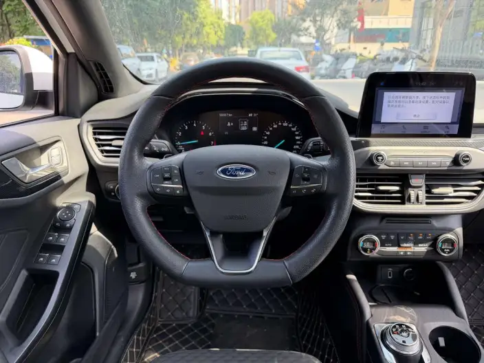 Ford Focus 2020 Model Hatchback EcoBoost 180 Automatic ST Line – фото 9