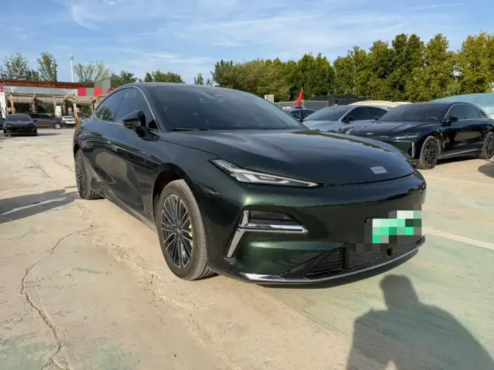 Geely Galaxy E8 PHEV 2025 Model 130km EM-i Exclusive Edition