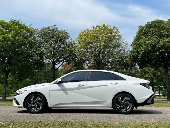 Hyundai Ioniq 2023 Model 1.5L CVT GLX Elite Edition – фото 4