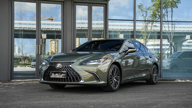 Lexus ES 2022 300h Premium – фото 1