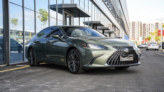 Lexus ES 2022 300h Premium – фото 3