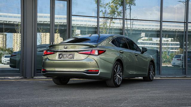 Lexus ES 2022 300h Premium – фото 4