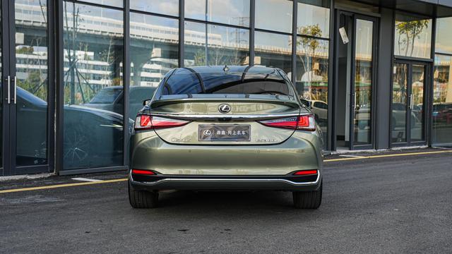 Lexus ES 2022 300h Premium – фото 5