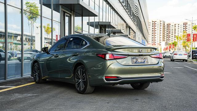 Lexus ES 2022 300h Premium – фото 6