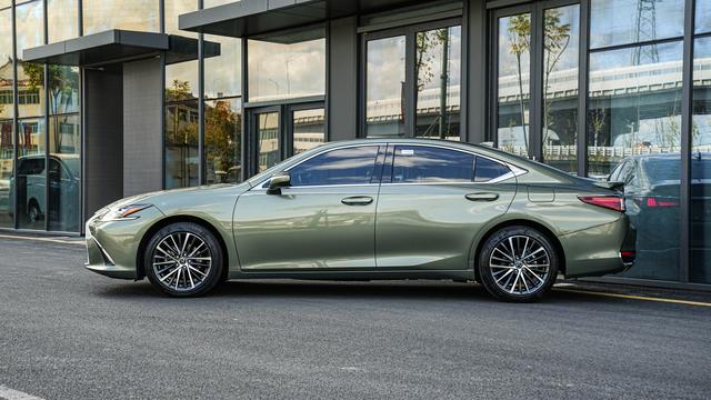 Lexus ES 2022 300h Premium – фото 7