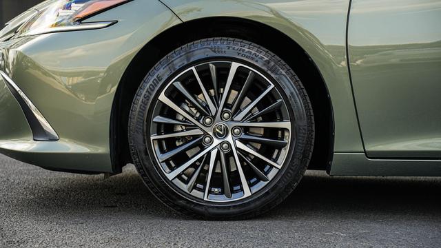 Lexus ES 2022 300h Premium – фото 8