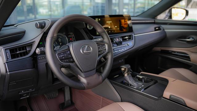 Lexus ES 2022 300h Premium – фото 9