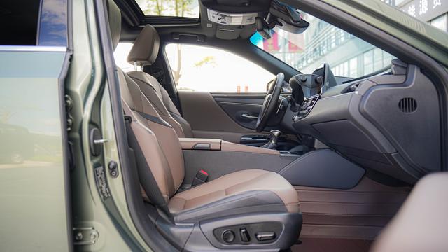 Lexus ES 2022 300h Premium – фото 11