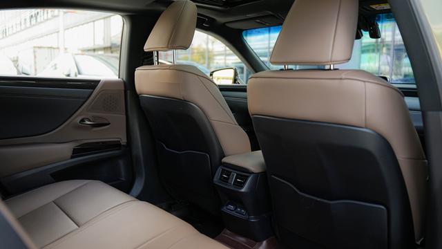 Lexus ES 2022 300h Premium – фото 13