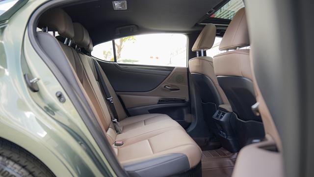 Lexus ES 2022 300h Premium – фото 14