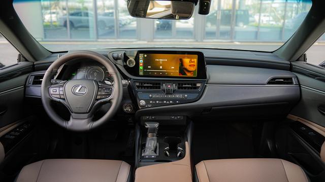 Lexus ES 2022 300h Premium – фото 16