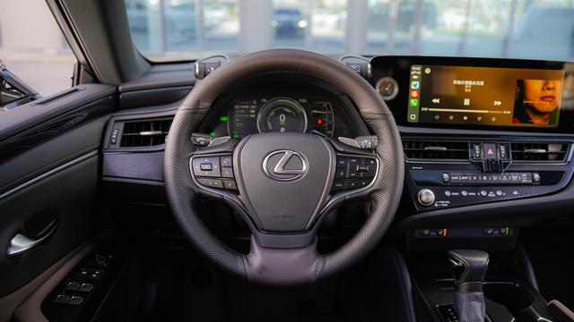 Lexus ES 2022 300h Premium – фото 19