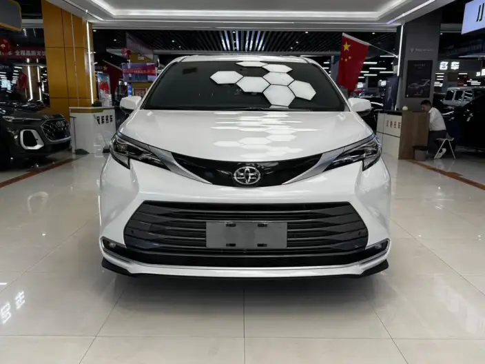 Toyota Sienna 2026 Model Hybrid 2.5L 4WD Deluxe Edition