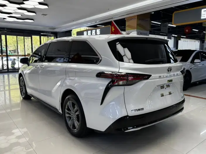 Toyota Sienna 2026 Model Hybrid 2.5L 4WD Deluxe Edition