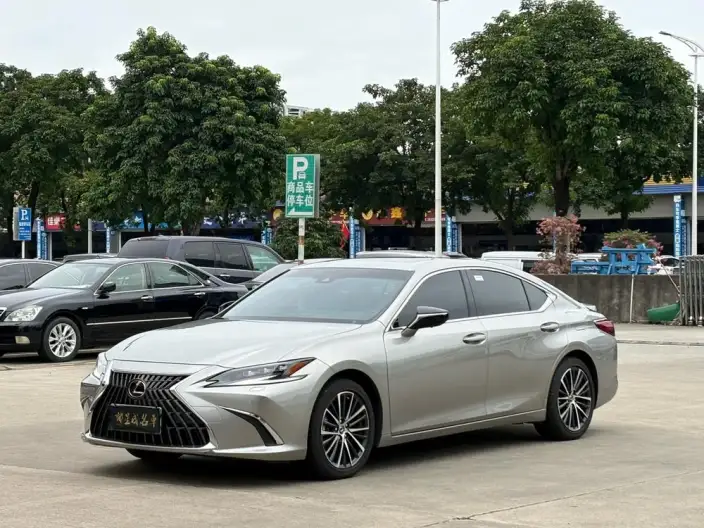 Lexus ES 2022 Model 300h Premium – фото 1
