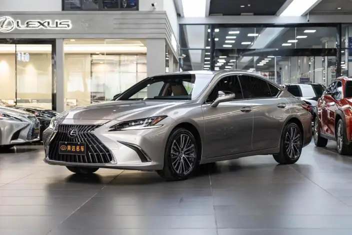 Lexus ES 2022 Model 300h Premium – фото 1