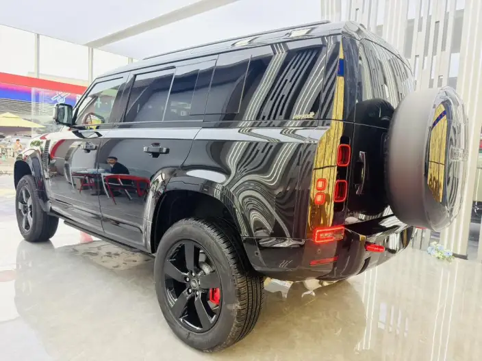 Land Rover Defender 2025 Model 110 3.0T P400 SE X-Dynamic – фото 4