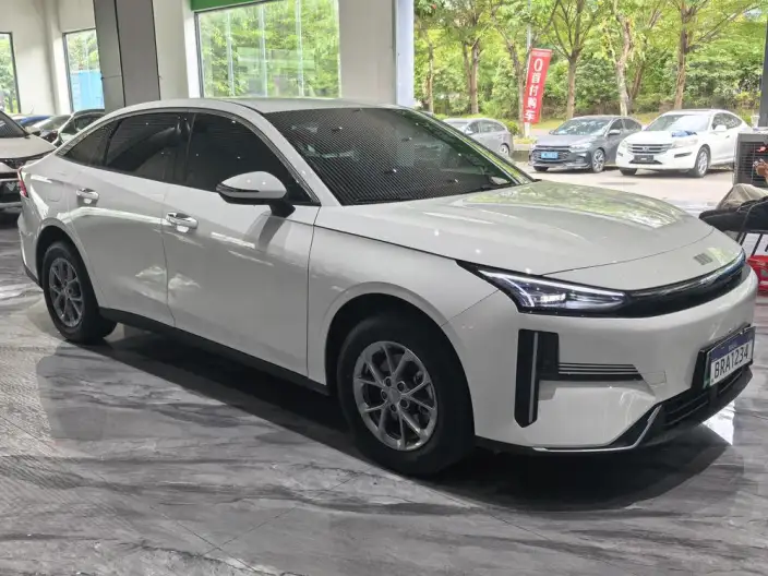 Geely Galaxy L6 2025 Model 1.5 EM-i DHT 60KM Voyage Edition
