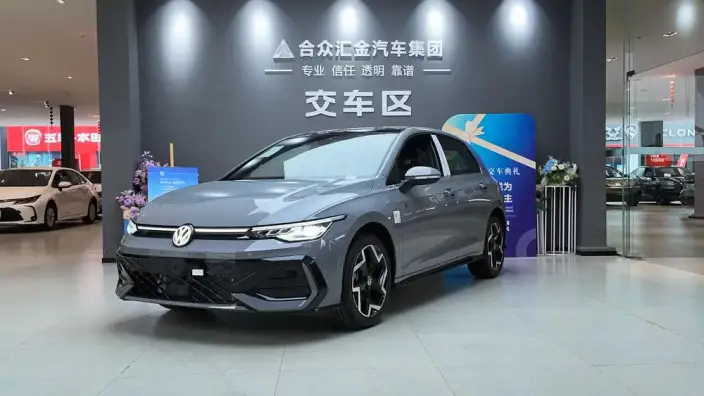 Volkswagen Golf 2025 Model 300TSI R-Line