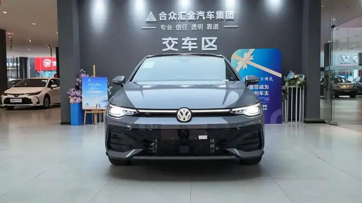 Volkswagen Golf 2025 Model 300TSI R-Line