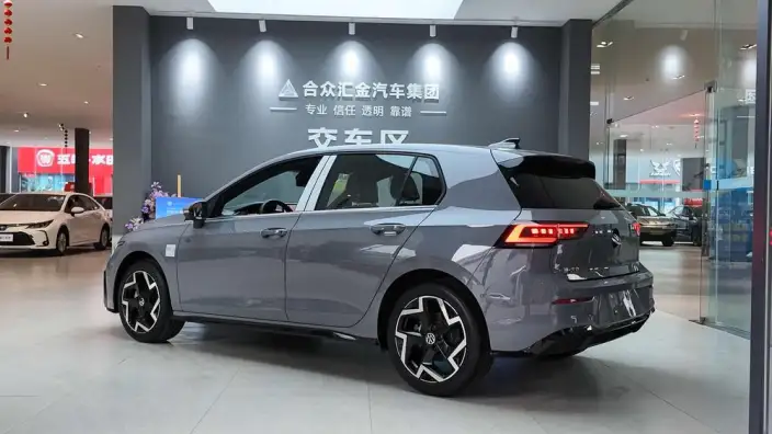 Volkswagen Golf 2025 Model 300TSI R-Line