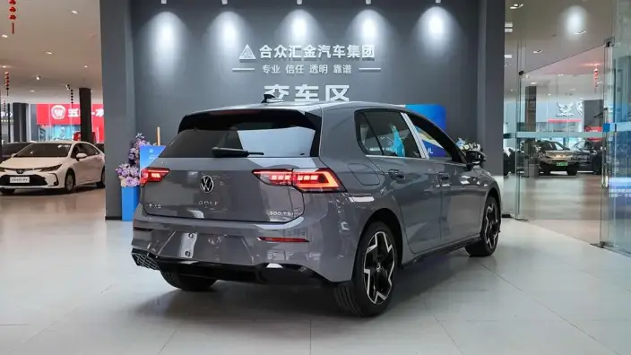 Volkswagen Golf 2025 Model 300TSI R-Line – фото 6