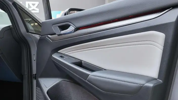 Volkswagen Golf 2025 Model 300TSI R-Line – фото 9