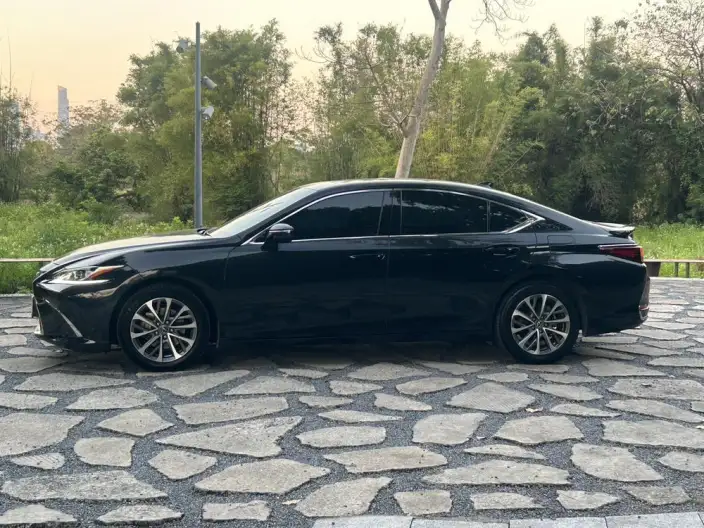 Lexus ES 2022 Model 300h Superior Edition