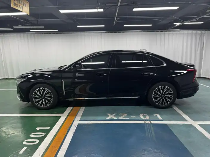 Hongqi H5 2025 Model 2.0T Automatic Flag Enjoy Edition
